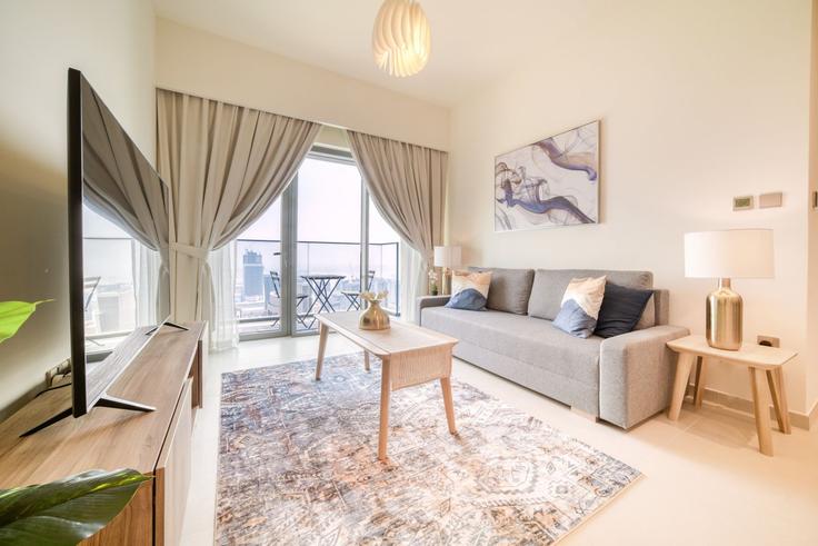 Sala de estar elegantemente projetada com móveis modernos em um apartamento no Building Burj Khalifa Boulevard - mint-stay-homes-rental-llc - 1296476 - DXB em Downtown Dubai, Dubai Sala de estar elegantemente projetada com móveis modernos em um apartamento no Building Burj Khalifa Boulevard - mint-stay-homes-rental-llc - 1296476 - DXB em Downtown Dubai, Dubai