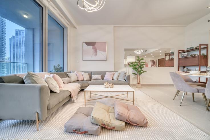 Downtown Dubai, Dubai에 위치한 Building Sheikh Mohammed bin Rashid Boulevard - mint-stay-homes-rental-llc - 1296409 - DXB 아파트의 세련된 인테리어가 돋보이는 거실 Downtown Dubai, Dubai에 위치한 Building Sheikh Mohammed bin Rashid Boulevard - mint-stay-homes-rental-llc - 1296409 - DXB 아파트의 세련된 인테리어가 돋보이는 거실