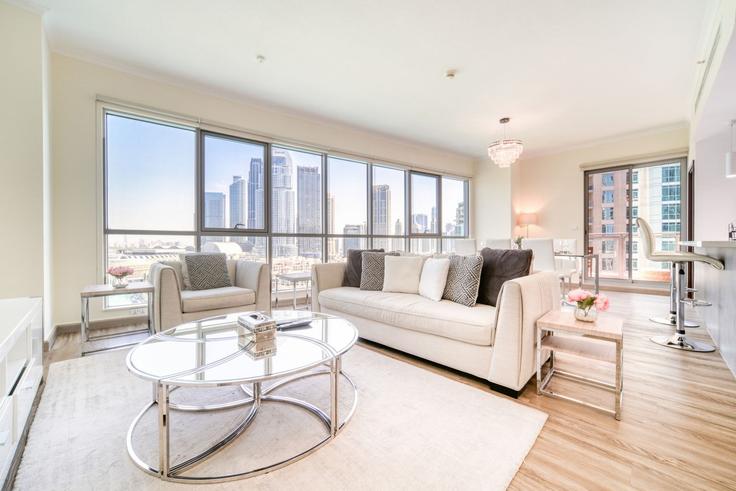 Elegant gestaltetes Wohnzimmer mit moderner Einrichtung in einer Wohnung im Building Tariaq Bedon Esm - mint-stay-homes-rental-llc - 1296393 - DXB in Downtown Dubai, Dubai Elegant gestaltetes Wohnzimmer mit moderner Einrichtung in einer Wohnung im Building Tariaq Bedon Esm - mint-stay-homes-rental-llc - 1296393 - DXB in Downtown Dubai, Dubai