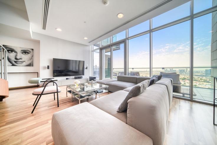 Trade Center, Dubai에 위치한 Building Tariaq Bedon Esm - mint-stay-homes-rental-llc - 1296442 - DXB 아파트의 세련된 인테리어가 돋보이는 거실 Trade Center, Dubai에 위치한 Building Tariaq Bedon Esm - mint-stay-homes-rental-llc - 1296442 - DXB 아파트의 세련된 인테리어가 돋보이는 거실