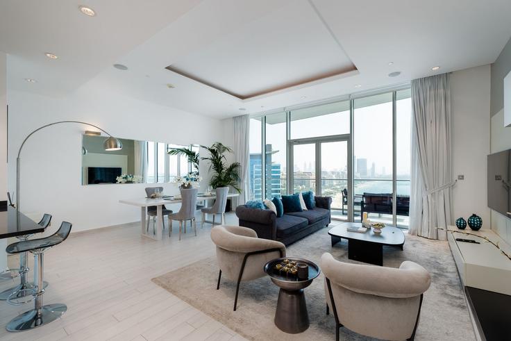 Sala de estar elegantemente projetada com móveis modernos em um apartamento no Building Tariaq Bedon Esm - mint-stay-homes-rental-llc - 1296483 - DXB em The Palm Jumeirah, Dubai