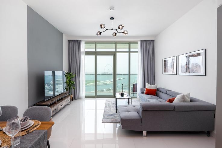 The Palm Jumeirah, Dubai에 위치한 Building Tariaq Bedon Esm - mint-stay-homes-rental-llc - 1296437 - DXB 아파트의 세련된 인테리어가 돋보이는 거실 The Palm Jumeirah, Dubai에 위치한 Building Tariaq Bedon Esm - mint-stay-homes-rental-llc - 1296437 - DXB 아파트의 세련된 인테리어가 돋보이는 거실
