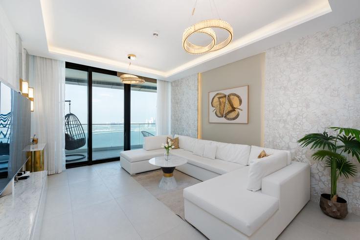 Elegante sala de estar con mobiliario moderno en un apartamento en Building The Walk - mint-stay-homes-rental-llc - 1296390 - DXB en Dubai Marina, Dubai