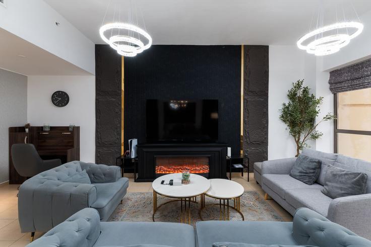 Dubai Dubai MarinaのBuilding The Walk - mint-stay-homes-rental-llc - 1296433 - DXBのアパートメントにある、モダンな家具を備えたエレガントなデザインのリビングルーム