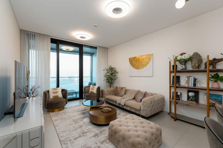 Dubai Marina, Dubai에 위치한 Building The Walk - mint-stay-homes-rental-llc - 1296455 - DXB 아파트의 세련된 인테리어가 돋보이는 거실