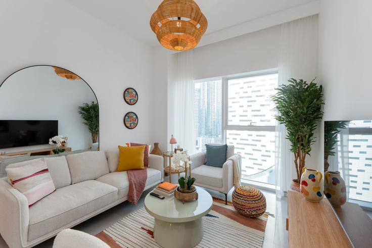Business Bay, Dubai에 위치한 Building Marasi Drive - mint-stay-homes-rental-llc - 1296464 - DXB 아파트의 세련된 인테리어가 돋보이는 거실 Business Bay, Dubai에 위치한 Building Marasi Drive - mint-stay-homes-rental-llc - 1296464 - DXB 아파트의 세련된 인테리어가 돋보이는 거실