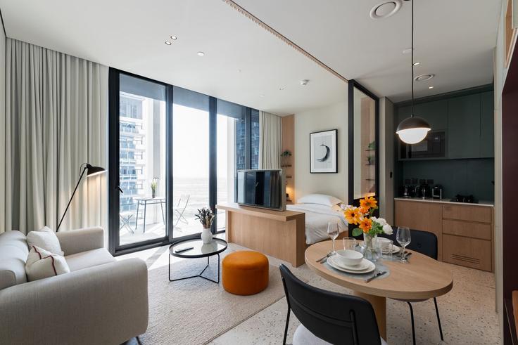 Salle de séjour élégante avec mobilier moderne dans un appartement à Building Tariaq Bedon Esm - mint-stay-homes-rental-llc - 1296448 - DXB à Business Bay, Dubai
