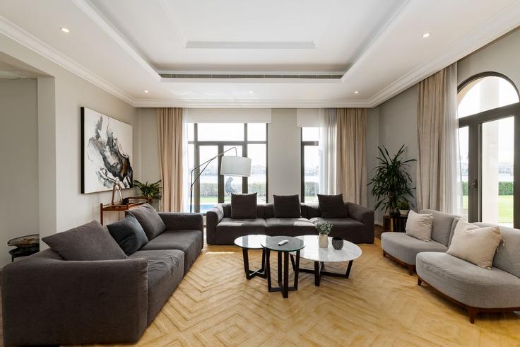 The Palm Jumeirah, Dubai에 위치한 Building Frond D - mint-stay-homes-rental-llc - 1296487 - DXB 아파트의 세련된 인테리어가 돋보이는 거실