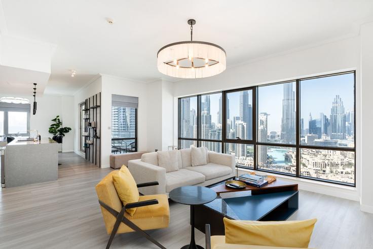 Sala de estar elegantemente projetada com móveis modernos em um apartamento no Building Burj Khalifa Boulevard - mint-stay-homes-rental-llc - 1296457 - DXB em Downtown Dubai, Dubai