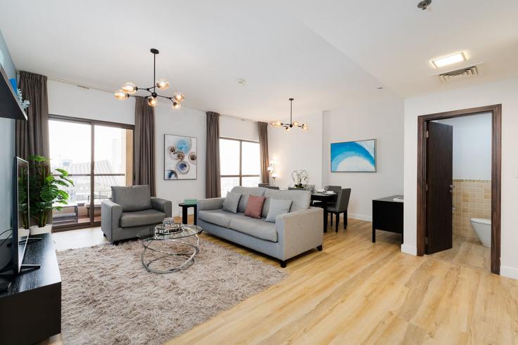 Elegante sala de estar con mobiliario moderno en un apartamento en Building Al Sayorah Street - mint-stay-homes-rental-llc - 1296472 - DXB en Dubai Marina, Dubai Elegante sala de estar con mobiliario moderno en un apartamento en Building Al Sayorah Street - mint-stay-homes-rental-llc - 1296472 - DXB en Dubai Marina, Dubai