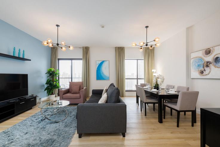 Dubai Marina, Dubai에 위치한 Building Al Sayorah Street - mint-stay-homes-rental-llc - 1296404 - DXB 아파트의 세련된 인테리어가 돋보이는 거실