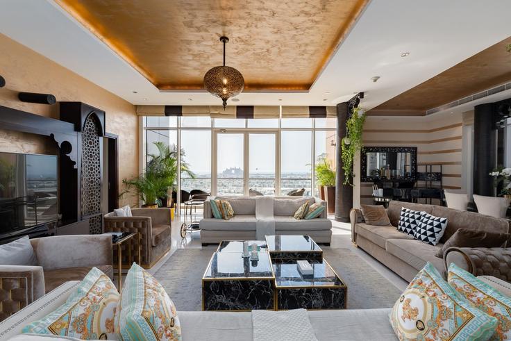 The Palm Jumeirah, Dubai에 위치한 Building Tariaq Bedon Esm - mint-stay-homes-rental-llc - 1296466 - DXB 아파트의 세련된 인테리어가 돋보이는 거실