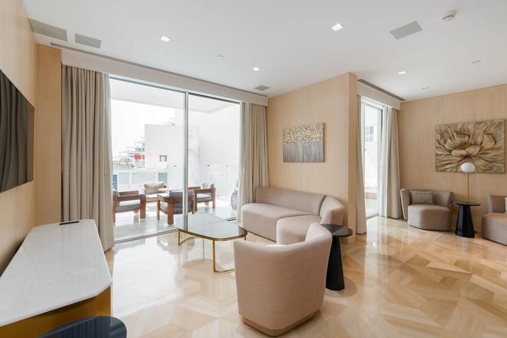The Palm Jumeirah, Dubai에 위치한 Building Palm Jumeirah Rd - mint-stay-homes-rental-llc - 1296439 - DXB 아파트의 세련된 인테리어가 돋보이는 거실 The Palm Jumeirah, Dubai에 위치한 Building Palm Jumeirah Rd - mint-stay-homes-rental-llc - 1296439 - DXB 아파트의 세련된 인테리어가 돋보이는 거실