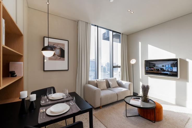 Business Bay, Dubai에 위치한 Building Tariaq Bedon Esm - mint-stay-homes-rental-llc - 1296453 - DXB 아파트의 세련된 인테리어가 돋보이는 거실