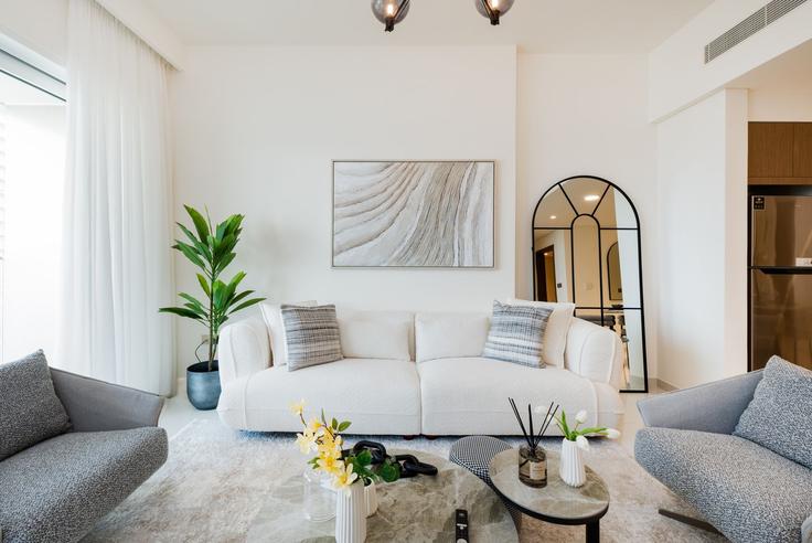 Salle de séjour élégante avec mobilier moderne dans un appartement à Building Tariaq Bedon Esm - mint-stay-homes-rental-llc - 1296474 - DXB à The Palm Jumeirah, Dubai
