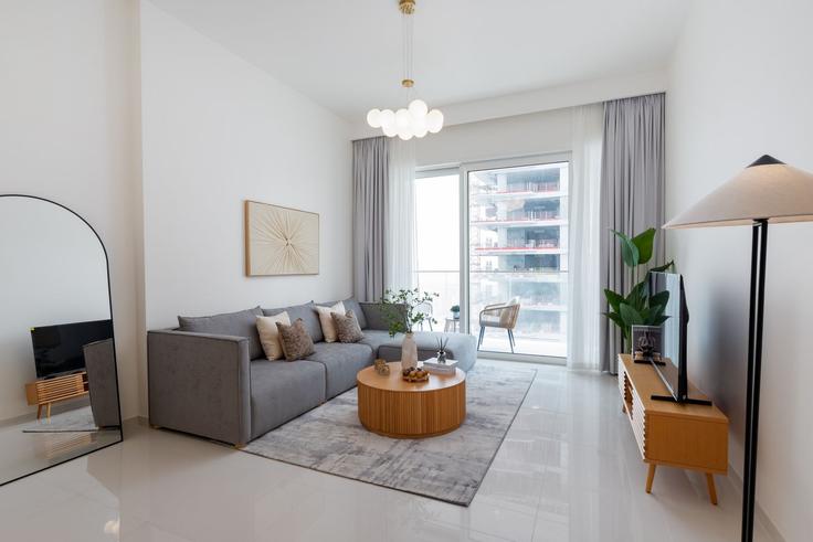 Sala de estar elegantemente projetada com móveis modernos em um apartamento no Building Tariaq Bedon Esm - mint-stay-homes-rental-llc - 1296447 - DXB em The Palm Jumeirah, Dubai
