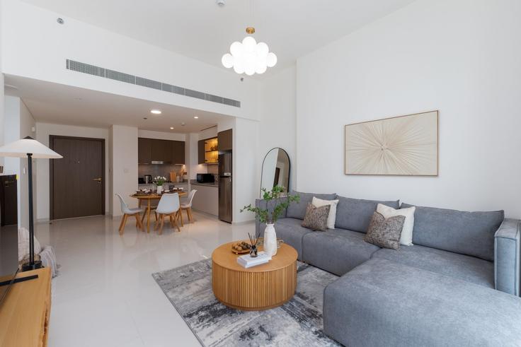 The Palm Jumeirah, Dubai에 위치한 Building Tariaq Bedon Esm - mint-stay-homes-rental-llc - 1296447 - DXB 아파트의 세련된 인테리어가 돋보이는 거실