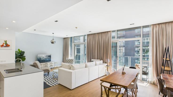 Al Wasl, Dubai에 위치한 Building Burj Khalifa Boulevard - mint-stay-homes-rental-llc - 1317406 - DXB 아파트의 세련된 인테리어가 돋보이는 거실