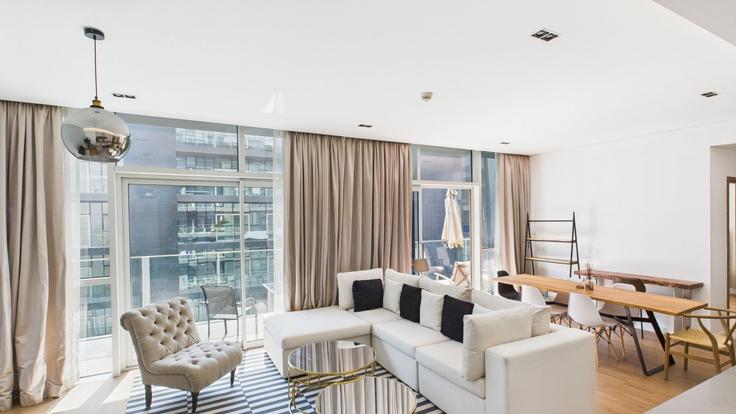 Dubai Al WaslのBuilding Burj Khalifa Boulevard - mint-stay-homes-rental-llc - 1317406 - DXBのアパートメントにある、モダンな家具を備えたエレガントなデザインのリビングルーム Dubai Al WaslのBuilding Burj Khalifa Boulevard - mint-stay-homes-rental-llc - 1317406 - DXBのアパートメントにある、モダンな家具を備えたエレガントなデザインのリビングルーム