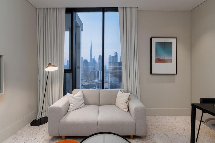 Business Bay, Dubai에 위치한 Building Tariaq Bedon Esm - mint-stay-homes-rental-llc - 1332353 아파트의 세련된 인테리어가 돋보이는 거실