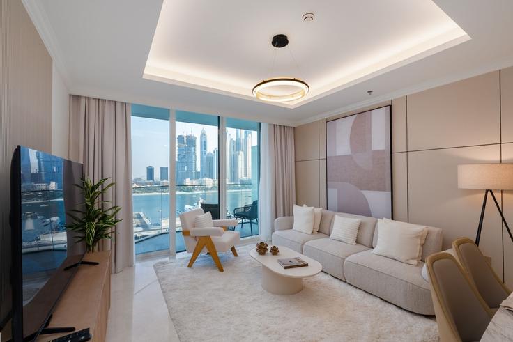 Elegant gestaltetes Wohnzimmer mit moderner Einrichtung in einer Wohnung im Building Tariaq Bedon Esm - mint-stay-homes-rental-llc - 1351681 in The Palm Jumeirah, Dubai