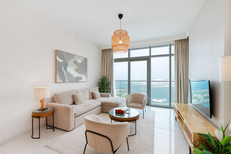 Salle de séjour élégante avec mobilier moderne dans un appartement à Building Tariaq Bedon Esm - mint-stay-homes-rental-llc - 1365315 à Marsa Dubai, Dubai