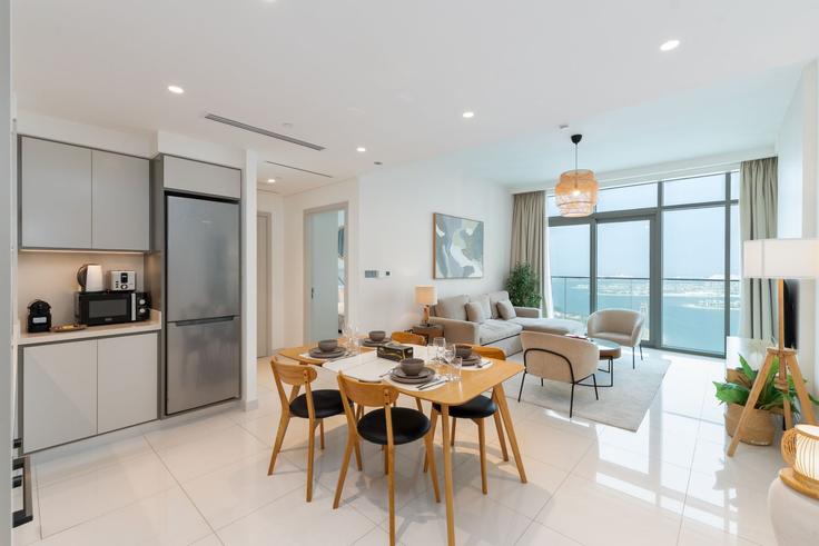 Sala de estar elegantemente projetada com móveis modernos em um apartamento no Building Tariaq Bedon Esm - mint-stay-homes-rental-llc - 1365315 em Marsa Dubai, Dubai