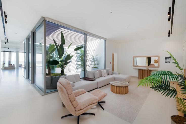 Elegante sala de estar con mobiliario moderno en un apartamento en Building Tariaq Bedon Esm - mint-stay-homes-rental-llc - 1371125 en Ajman, Ajman