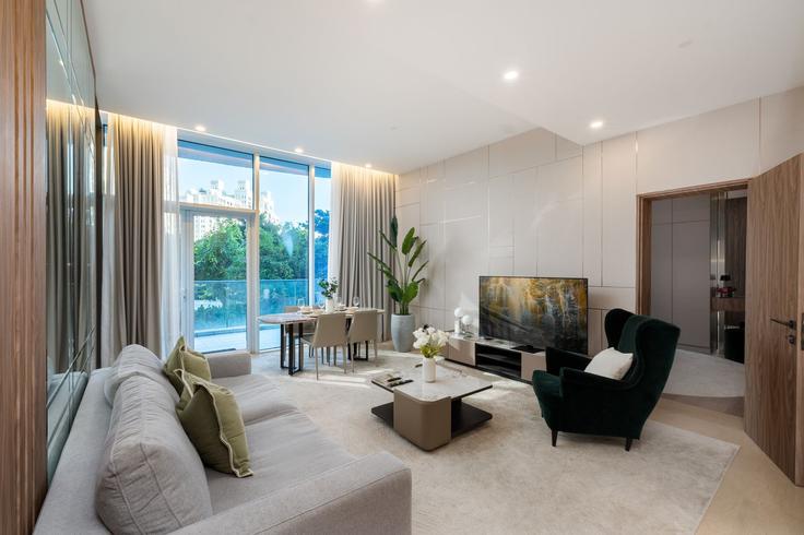 Elegante sala de estar con mobiliario moderno en un apartamento en Building Tariaq Bedon Esm - mint-stay-homes-rental-llc - 1378233 en The Palm Jumeirah, Dubai