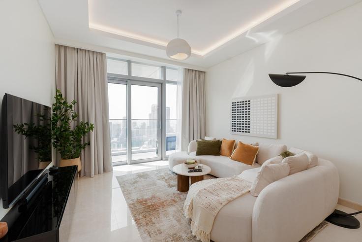 Salle de séjour élégante avec mobilier moderne dans un appartement à Building Burj Khalifa Boulevard - mint-stay-homes-rental-llc - 1387162 à Burj Khalifa, Dubai