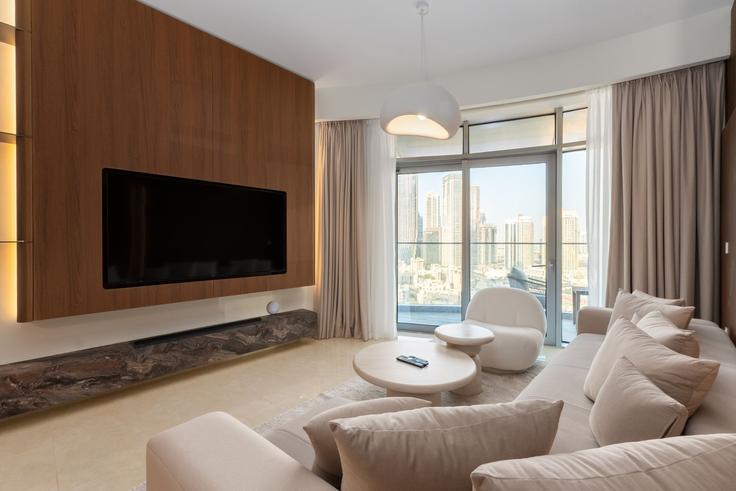 Salle de séjour élégante avec mobilier moderne dans un appartement à Building Tariaq Bedon Esm - mint-stay-homes-rental-llc - 1467014 à Burj Khalifa, Dubai