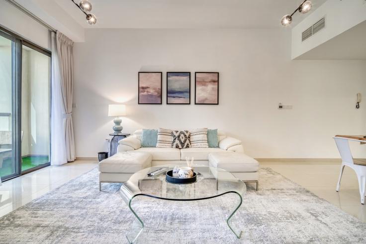 Dubai Marina, Dubai 소재 Building Tariaq Bedon Esm - mint-stay-homes-rental-llc - 1296410 유닛에 마련된, 현대적인 가구로 꾸며진 우아한 디자인의 거실