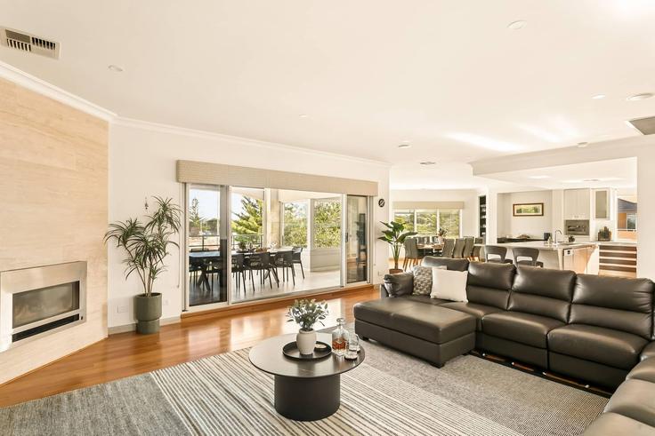 Elegante sala de estar con mobiliario moderno en un apartamento en Building Tenerife Boulevard - mirage-stays - 1584713 en Hillarys, Perth