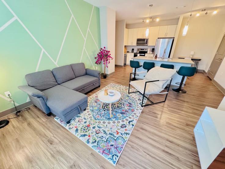 Horizon West Horizon WestのBuilding Vintage Hills Way - mireprojectllc - 1314641 - MCOのアパートメントにある、モダンな家具を備えたエレガントなデザインのリビングルーム Horizon West Horizon WestのBuilding Vintage Hills Way - mireprojectllc - 1314641 - MCOのアパートメントにある、モダンな家具を備えたエレガントなデザインのリビングルーム