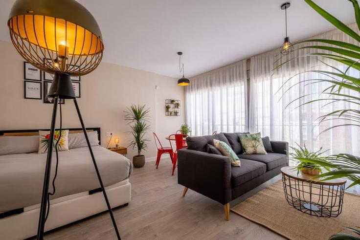 Sala de estar elegantemente projetada com móveis modernos em um apartamento no Building Calle de San Quintín - mitra-mc-sl - 1473380 em Centro, Málaga