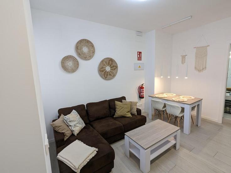 Madrid Ciudad LinealのBuilding Calle de Francisco Villaespesa - mitra-mc-sl - 1436037のアパートメントにある、モダンな家具を備えたエレガントなデザインのリビングルーム Madrid Ciudad LinealのBuilding Calle de Francisco Villaespesa - mitra-mc-sl - 1436037のアパートメントにある、モダンな家具を備えたエレガントなデザインのリビングルーム