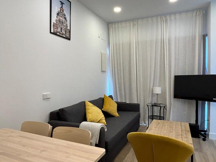 Salle de séjour élégante avec mobilier moderne dans un appartement à Building Calle de la Reina Mercedes - mitra-mc-sl - 1436035 à Tetuán, Madrid Salle de séjour élégante avec mobilier moderne dans un appartement à Building Calle de la Reina Mercedes - mitra-mc-sl - 1436035 à Tetuán, Madrid