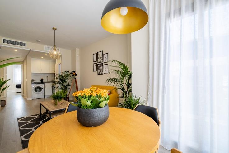 Sala de estar elegantemente projetada com móveis modernos em um apartamento no Building Calle de San Quintín - mitra-mc-sl - 1473390 em Centro, Málaga