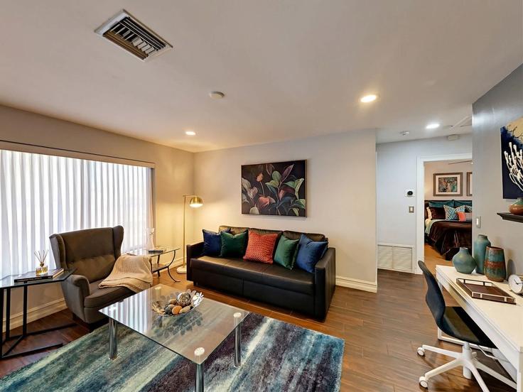 Salle de séjour élégante avec mobilier moderne dans un appartement à Building Southwest 22nd Street - mlh-vacation - 1548266 à Fort Lauderdale, Fort Lauderdale Salle de séjour élégante avec mobilier moderne dans un appartement à Building Southwest 22nd Street - mlh-vacation - 1548266 à Fort Lauderdale, Fort Lauderdale
