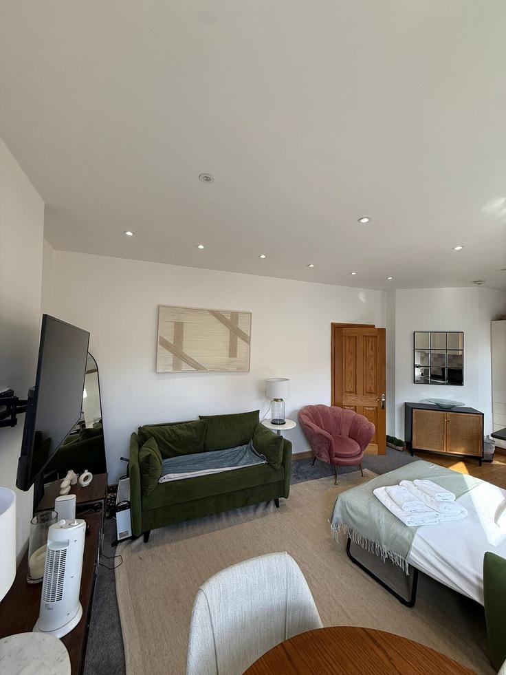 Elegant gestaltetes Wohnzimmer mit moderner Einrichtung in einer Wohnung im Building Mount Street - mls-serviced-apartments - 1490153 in City of Westminster, London