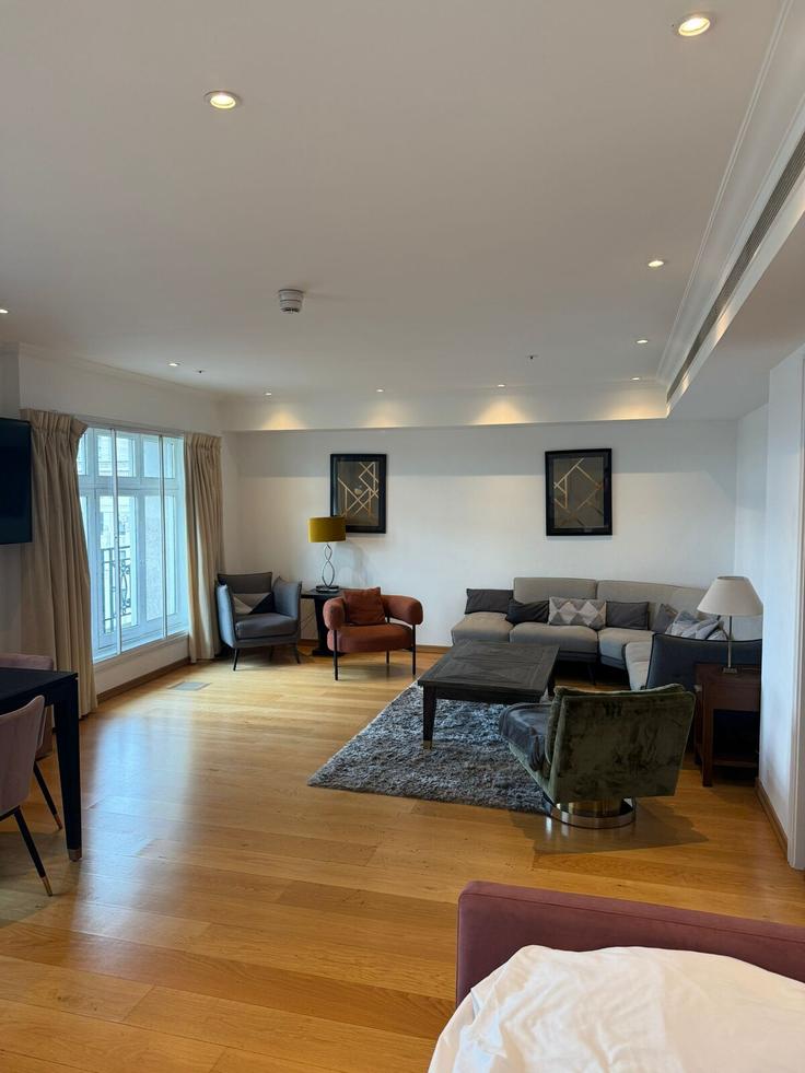 Building Park Lane - mls-serviced-apartments - 1502446 adresindeki bir dairede modern mobilyalarla zarif bir şekilde tasarlanmış oturma odası City of Westminster, London