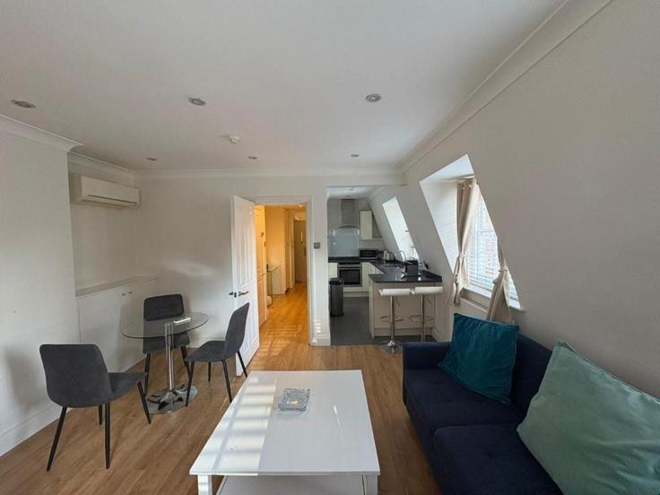 Salle de séjour élégante avec mobilier moderne dans un appartement à Building Clarges Street - mls-serviced-apartments - 1507376 à City of Westminster, London