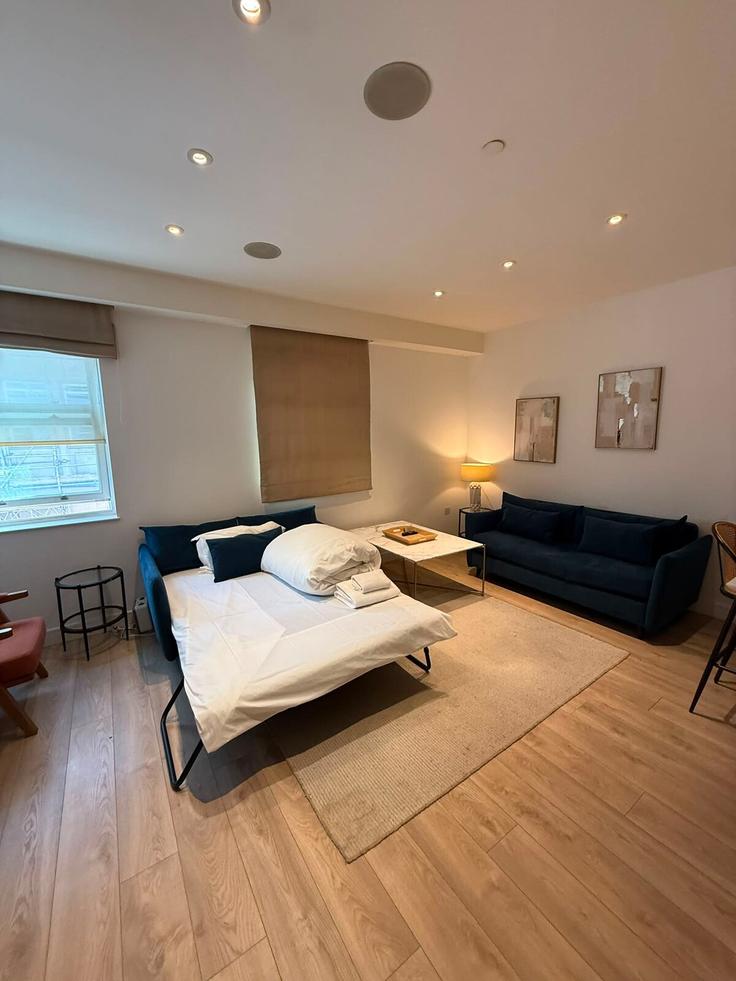 Elegant gestaltetes Wohnzimmer mit moderner Einrichtung in einer Wohnung im Building James Street - mls-serviced-apartments - 1556420 in City of Westminster, London