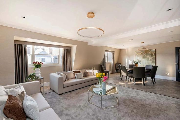 Building Queen Street - mls-serviced-apartments - 1468516 adresindeki bir dairede modern mobilyalarla zarif bir şekilde tasarlanmış oturma odası City of Westminster, London