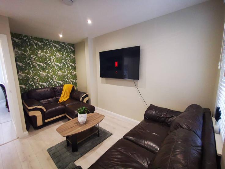 Belfast, Belfast에 위치한 Building Sandhurst Gardens - modern-diamond-accommodations-ltd - 1524311 유닛의 세련된 인테리어가 돋보이는 거실
