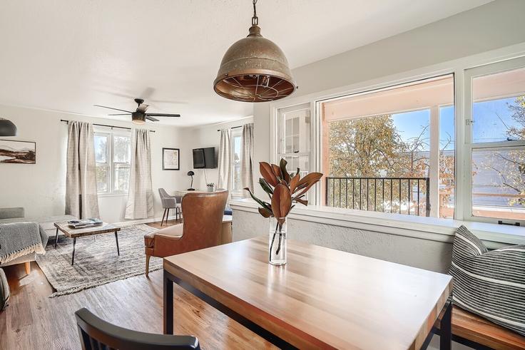 Sala de estar elegantemente projetada com móveis modernos em um apartamento no Building South Logan Street - modernmidstay - 1026261 - DEN em Denver, Denver