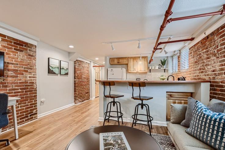 Sala de estar elegantemente projetada com móveis modernos em um apartamento no Building Detroit Street - modernmidstay - 1026243 - DEN em Denver, Denver