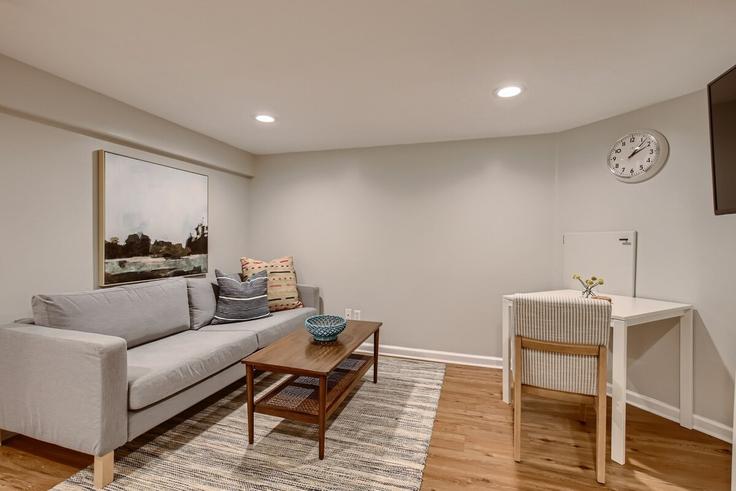 Sala de estar elegantemente projetada com móveis modernos em um apartamento no Building East 12th Avenue - modernmidstay - 1026267 - DEN em Denver, Denver