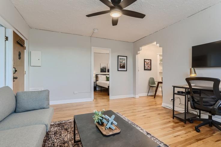 Sala de estar elegantemente projetada com móveis modernos em um apartamento no Building Detroit Street - modernmidstay - 1026258 - DEN em Denver, Denver