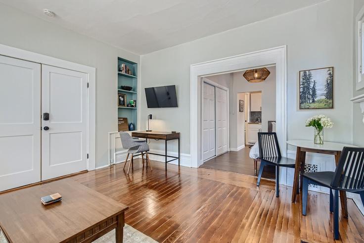 Sala de estar elegantemente projetada com móveis modernos em um apartamento no Building North Downing Street - modernmidstay - 1026246 - DEN em Denver, Denver